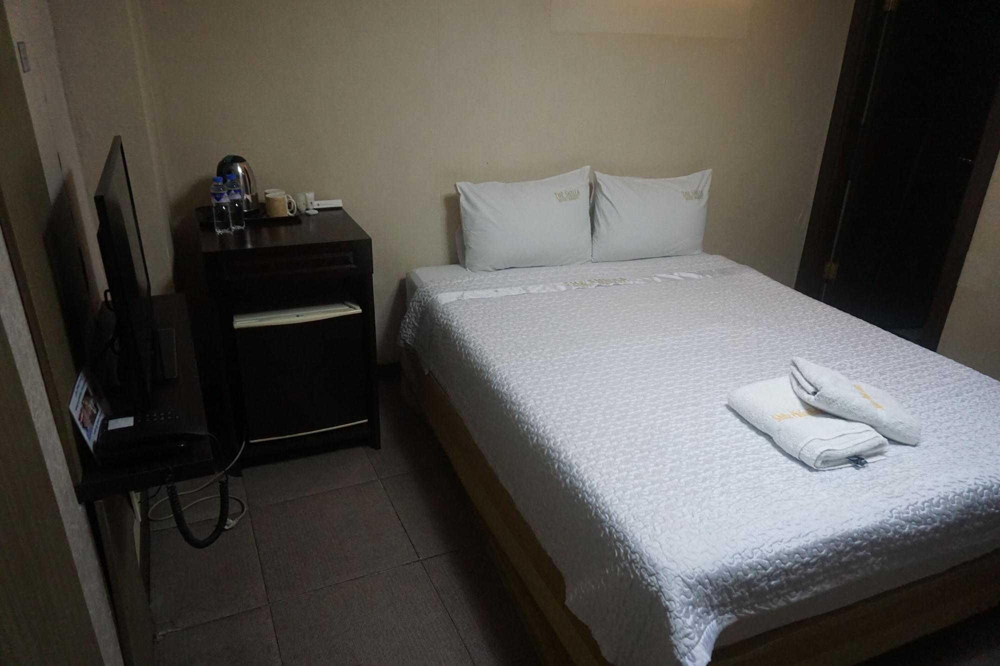 The Shila Philla Hotel Makati City Exterior photo